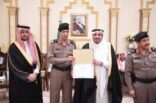 أمير القصيم يكرم اعضاء لجنه الدفاع المدني الفوريه بالمنطقه