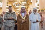 وكيل امارة المدينة المنورة يؤدي صلاة الميت على الشهيد سعد الحربي