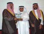 الامير  بن جلوي يكرم الزميل زهير الغزال