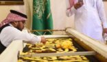 مجمع الملك عبدالعزيز لكسوة الكعبة يبهر زوار سوق عكاظ