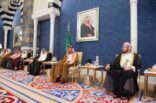 خادم الحرمين الشريفين يستقبل المعزين في وفاة الأمير عبدالرحمن بن عبدالعزيز