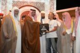 الأمير منصور بن مقرن يطلع على برامج الخيمة الدعوية السياحية بأبها