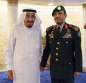 خادم الحرمين الشريفين يقلد رئيس الحرس الملكي رتبته الجديدة