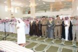 نائب أمير جازان يتقدم المصلين على الشهيد حافظ فقيهي بصامطة