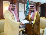 أمير جازان بالنيابة يتسلم تقريرًا عن منجزات إدارة المجاهدين