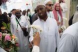 منسوبو برنامج  ضيوف الملك يودعون الحجاج بالورود