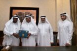 عساس يتسلَّم نسخة من دليل الابتعاث بجامعة أم القرى