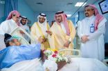 أمير القصيم يزور مريض السمنة المواطن يحيى ويطمئن على حالته الصحية