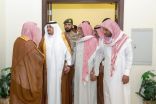 نائب أمير الرياض ينقل تعازي القيادة لأسرة الشهيد العنزي