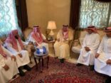 أمير منطقة الرياض يقدم العزاء بوفاة الشيخ محمد آل الشيخ