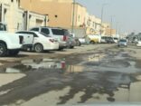 انكسارات وهدر بالمياه بحي عكاظ الجديد بالرياض