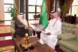 أمير تبوك يكرم مواطناً تبرع بخلاياه الجذعية لإنقاذ احد مرضى السرطان