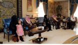الأمير خالد الفيصل يدشن بطاقة فخر الخاصة بذوي شهداء الواجب