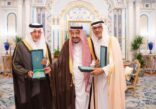 بأمر الملك وشاح الملك عبد العزيز  للأمير خالد الفيصل والامير بدر بن عبد المحسن