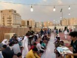 أهالي مكة يتنافسون على خدمة قاصديهم ويقدموا لهم الأكل ووجبات إفطار صائم