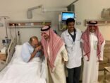 أمير الرياض يطمئن على صحة بن عبدالواحد بعد العارض الصحي الذي تعرض له