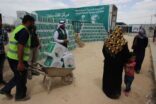 مركز الملك سلمان للاغاثة يوزع السلال الرمضانية بمخيمي الازرق والزعتري