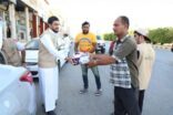 النادي التطوعي بجامعة الحدود الشمالية يوزع 2000 وجبة إفطار للصائمين في الطرقات