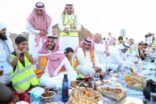 فيصل بن فهد بن مقرن يشارك في تقديم وجبات الإفطار في شوارع حائل