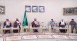 أمير الحدود الشمالية يستقبل القيادات الأمنية والعسكرية وعددًا من رجال الأعمال