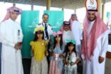 جمرك الرقعي يعايد المسافرين بالورد والحلوى