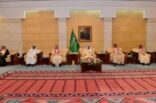 الأمير فيصل بن بندر يستقبل منسوبي إمارة منطقة الرياض