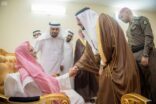 أمير القصيم يزور منصور الراجحي في منزله للاطمئنان على صحته