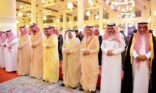 أمير منطقة الرياض يؤدي صلاة الميت على الأمير محمد بن متعب رحمه الله