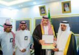 أمير الباحة يسلم  رخصة  تشغيل منتجع سياحي لأحد المستثمرين