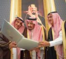 خادم الحرمين الشريفين يستقبل وزير الإعلام ورؤساء تحرير الصحف والكتاب
