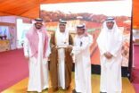 وكيل امارة الباحة المكلف يُكرم سمو الشيخ القاسمي بمنتدى مهرجان العسل