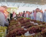أمير القصيم يزور مهرجان العنب في نسخته السادسة بالصليبية