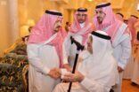 أبناء الأمير بندر بن عبدالعزيز يستقبلون المعزين في وفاة والدهم – رحمه الله –