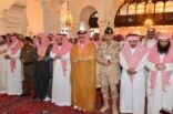 وكيل إمارة الرياض ينقل تعازي القيادة لأسرة الشهيد الحارثي