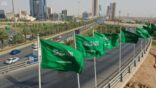 5900 علم تزين الطرق الرئيسة والتقاطعات الحيوية والميادين بالرياض