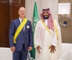 ولي العهد يقلد الرئيس التنفيذي لصندوق الاستثمار الروسي المباشر وشاح الملك عبدالعزيز