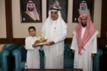 أمين الشرقية يكرم الابن سلطان الهاجري ووالده نظير مبادرته بتنظيف أحد حدائق رأس تنورة