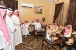الأمير عبدالعزيز بن سعد يقدم العزاء لأسرة اليحيا