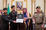 الأمير فيصل بن مشعل يُكرّم عدد من الأفراد المتميزين بإدارة الدوريات الأمنية