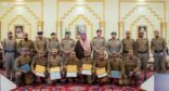 أمير القصيم يُكرّم عددًا من ضباط وأفراد قوة أمن الطرق بالمنطقة لجهودهم المتميزة