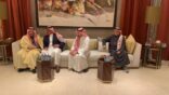 سمو الأمير فيصل بن بندر يعزي وزير الاقتصاد والتخطيط في وفاة والدته