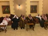 سمو أمير منطقة الرياض يقدم العزاء لأسرة آل الشيخ