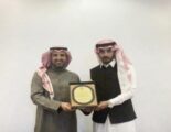 الهلال الأحمر بعسير يكرم القهس منقذ مسافرة الخطوط السعودية
