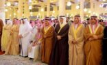 أصحاب السمو الأمراء يؤدون صلاة الميت على الأمير عبدالعزيز بن عبدالله بن فيصل بن فرحان