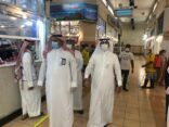 مغربل يتفقد سوق الخضار والفواكه بالدمام للتأكد من تطبيق الاجراءات الوقائية