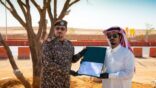 قائد القوات الخاصة للأمن البيئي يكرم ناشطاً بيئياً