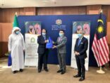الشؤون الإسلامية توزع وجبات الإفطار لبرنامج خادم الحرمين الشريفين بمقر الخارجية الماليزية