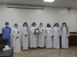 الحارثي يكرم جمعيتي زمزم والسلام التطوعية