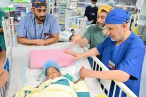 نجاح عملية فصل التوأم الملتصق الجامايكي “أزاريا وأزورا إيلسون” بعد عملية جراحية معقدة استغرقت (5) ساعات