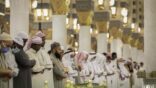 عدسة “واس” توثق مشاهداً لجموع المصلين أثناء صلاة التهجد ليلة 27 في المسجد النبوي